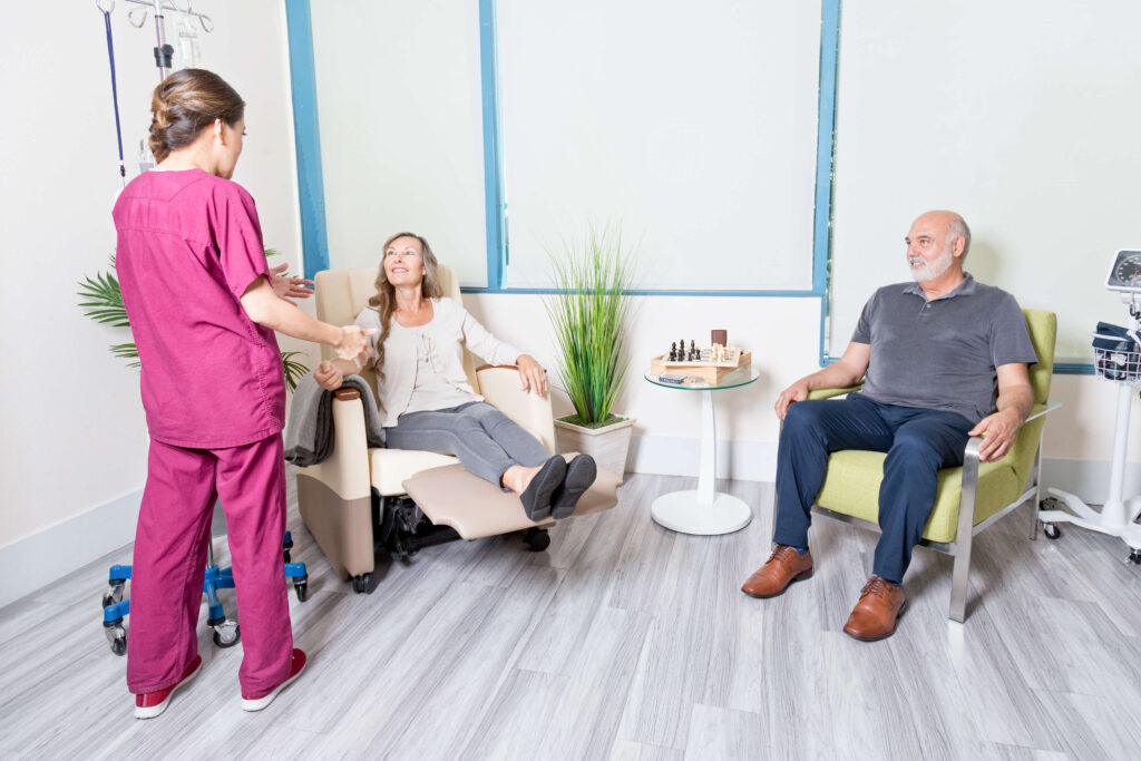橙县输液中心 Nurse talking to patient and guest at the Orange County Infusion Center