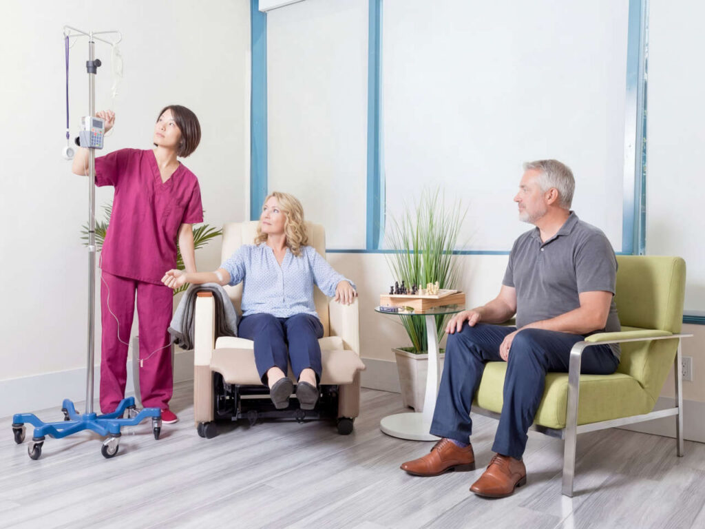sala de infusión Patient receiving ERT at the Kirkland Infusion Center